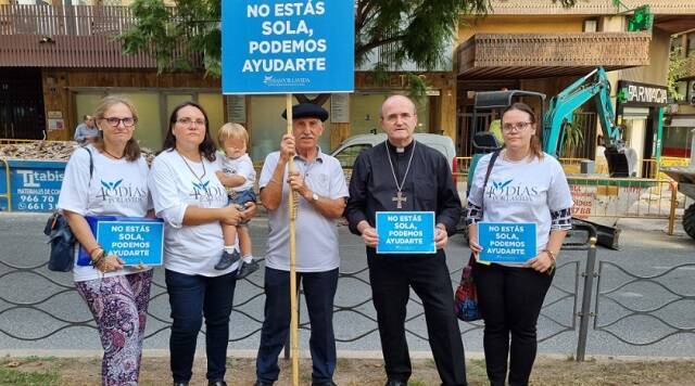El obispo Munilla reza una clínica abortista de Alicante con voluntarios de 40 Días por la Vida
