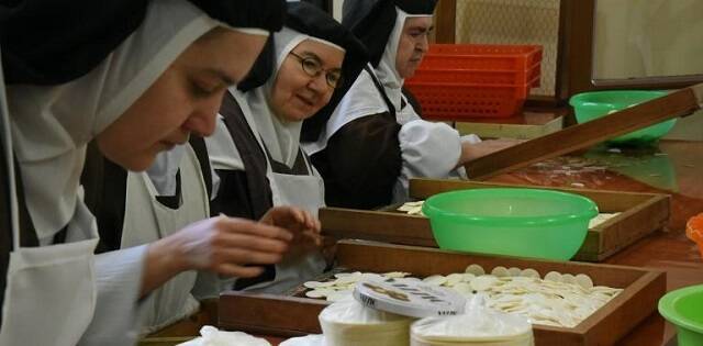 Unas carmelitas elaboran hostias en una comunidad en Paraguay... es una actividad común para religiosas de clausura