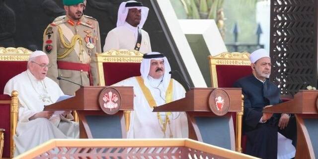 Francisco, junto al Rey de Bahrein, y el gran imán Al-Tayyeb, en el Foro por la Paz en Awali