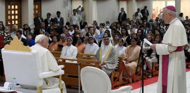El Papa se despide de Bahréin: «No somos cristianos por méritos sino gracias al don del Bautismo»