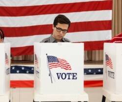 Un hombre estadounidense votando. 