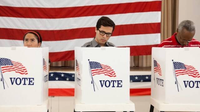 Un hombre estadounidense votando. 
