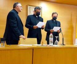 El Secretario general-canciller de la Diócesis de Almería, D. José́ Juan Alarcón Ruiz, y los Vicarios D. Ignacio López Román y D. Francisco Sáez Rozas. 