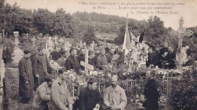 Soldados de la Primera Guerra Mundial rezan agradecidos ante la tumba de Teresita de Lisieux, que aún no era santa.