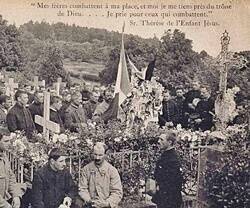 Soldados de la Primera Guerra Mundial rezan agradecidos ante la tumba de Teresita de Lisieux, que aún no era santa.