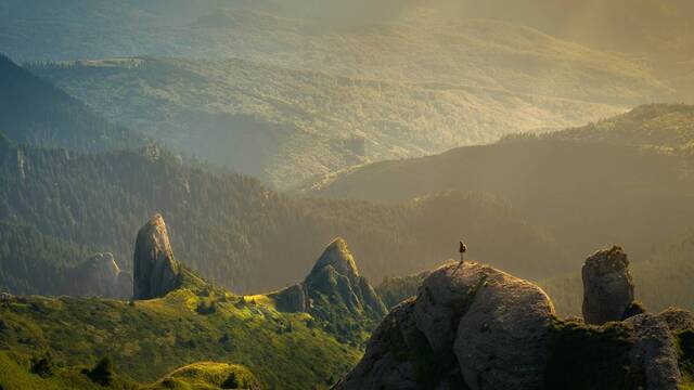Un excursionista contempla la belleza de las montañas.