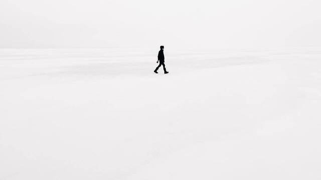 Dibujo de un hombre caminando solo sobre fondo blanco.