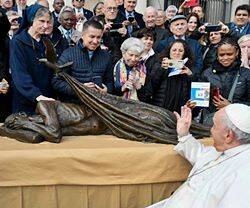 El Papa bendice la escultura 'Refugio'.