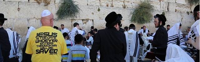 El hombre de la camiseta amarilla lleva un mensaje cristiano, Jesús como puerta a la salvación, en el Muro de las Lamentaciones de Jerusalén