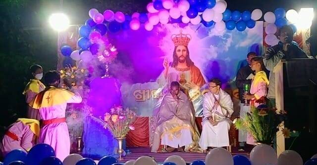 Cristo Rey, o Cristo Rajá, en 2022 en la India, con adoración eucarística y toques kitsch