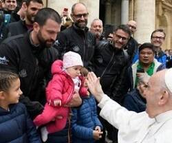 El Papa Francisco saluda a unos niños durante su audiencia y catequesis del miércoles