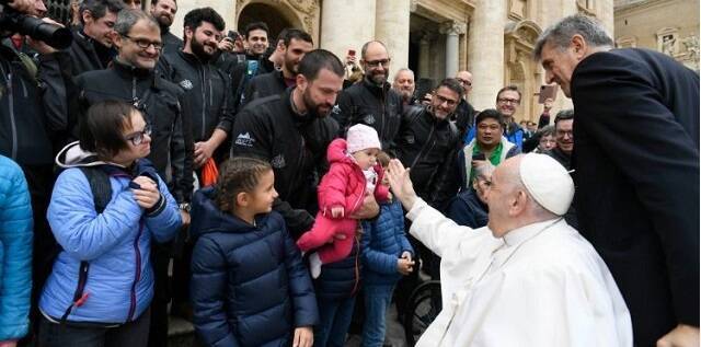 El Papa Francisco saluda a unos niños durante su audiencia y catequesis del miércoles