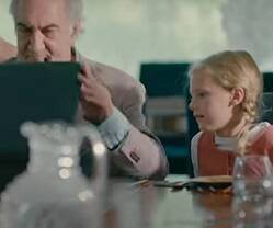 Una escena de abuelo y nieta en la película Madre Ven