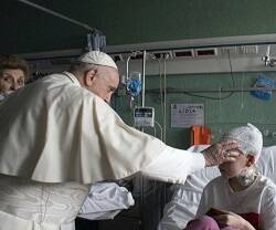 Francisco en una foto de marzo visitando niños ucranianos heridos en la guerra en el hospital Bambino Gesù de Roma