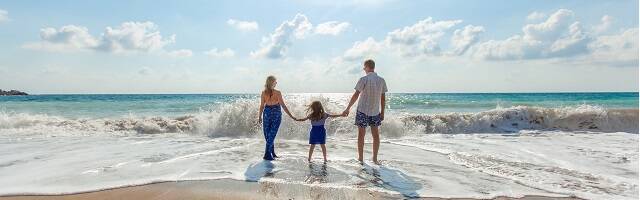 Una familia en la playa, foto de Natalya Zaritskaya en Unsplash