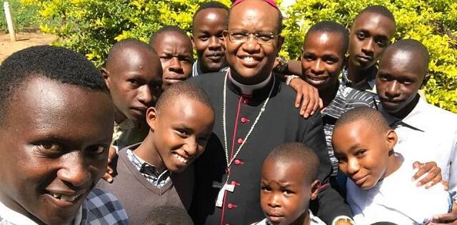 El obispo de Kitui, Kenia, visita el centro de rehabilitación infantil que sostiene Infancia Misionera