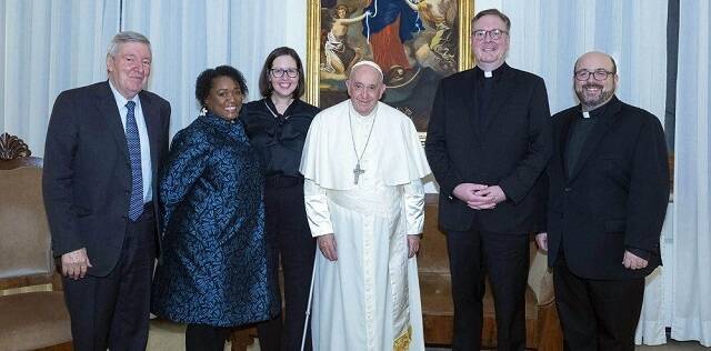 El Papa Francisco con los cinco periodistas de la revista jesuita America, de EEUU, que le entrevistaron el 22 de noviembre