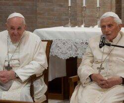 El Papa Francisco y el Papa Emérito Benedicto XVI. 