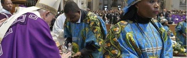 Misa en el Vaticano según el misal zaireño o de Congo, que se celebró en 2019