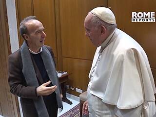 El beso del Papa y Roberto Benigni