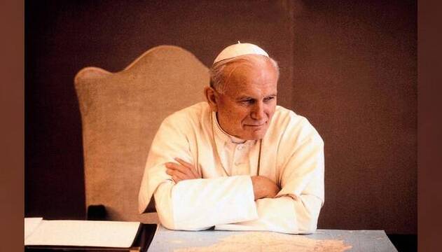 Juan Pablo II con aspecto de tramar algo en los años 80... y un mapa de España en la mesa