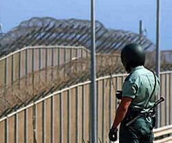 Un guardia vigila el lado español de la Valla de Melilla, en la frontera con Marruecos