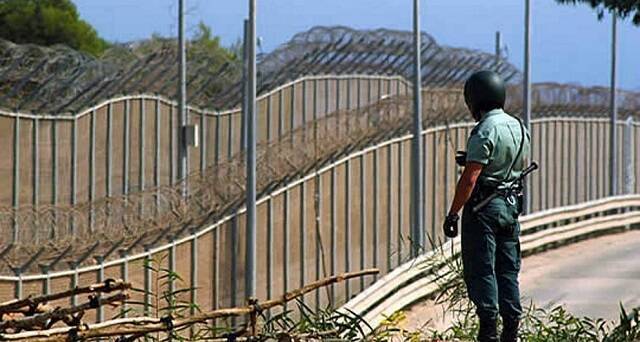 Un guardia vigila el lado español de la Valla de Melilla, en la frontera con Marruecos