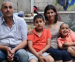 Shadi, Nihad y sus hijos son una familia cristiana de Siria, desplazada por la guerra y la destrucción