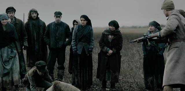 Soldados requisando a campesinos famélicos, en Bitter Harvest, película de 2016 sobre el Holodomor