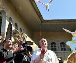 Francisco suelta palomas, signo de paz, durante su viaje a Irak en 2021