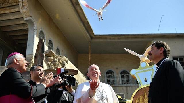 Francisco suelta palomas, signo de paz, durante su viaje a Irak en 2021