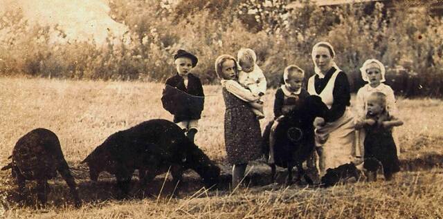Józef Ulma fotografía a su mujer e hijos meses antes del martirio 