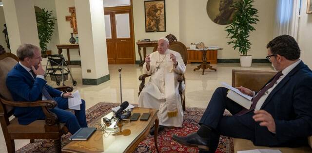 El Papa entrevistado para ABC por su director, Julián Quirós, el corresponsal Martínez-Brocal y el fotógrafo Matías Nieto