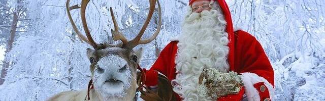 El Santa Claus finlandés de Rovaniemi con sus renos... un obispo del sur y una iconografía del norte