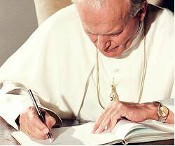 Juan Pablo II escribiendo 