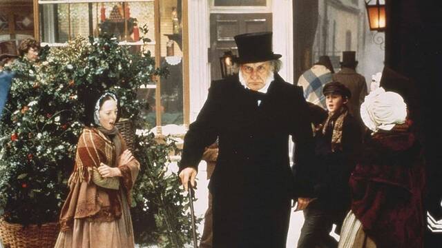 George Scott como Mr. Scrooge.
