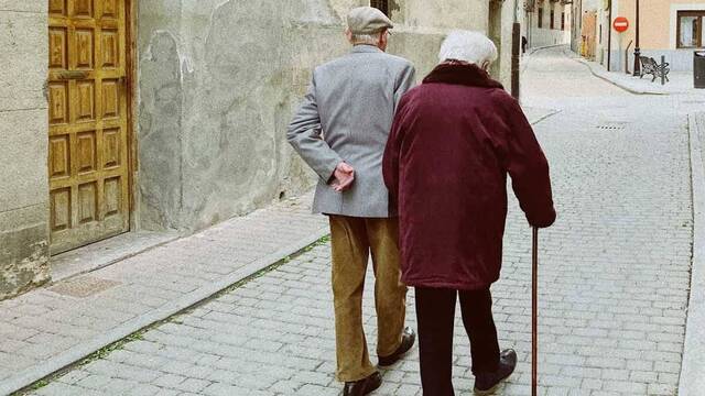 Matrimonio anciano paseando.