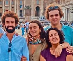 La familia Ruiz de los Ríos en un viaje a Roma...  Álex está a la derecha, Diego en el centro