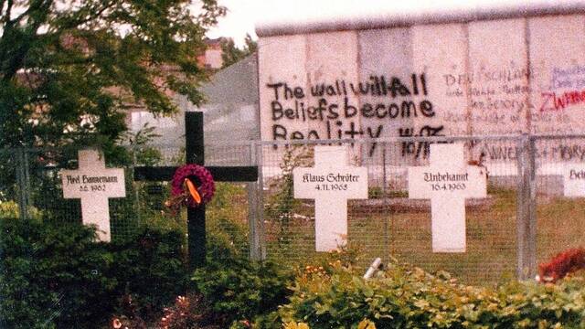 Memorial de las víctimas del Muro de Berlín, en el lado occidental, en 1982.