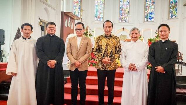Joko Widodo, presidente de Indonesia, visitó la catedral de Bogor para felicitar la Navidad de 2022 a los cristianos