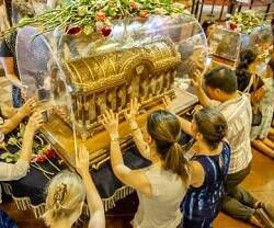 Devotos rezan con las reliquias de Santa Teresita en Sídney, Australia, en febrero de 2020