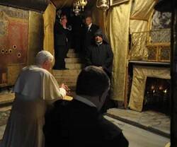 El Papa Benedicto en 2009 reza en Belén, en la cueva de la Natividad
