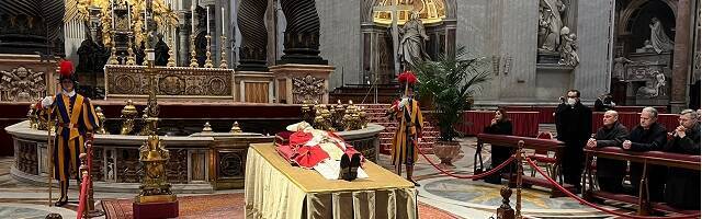 Empieza el velatorio público del Papa emérito: numerosos fieles ya acuden a orar ante sus restos