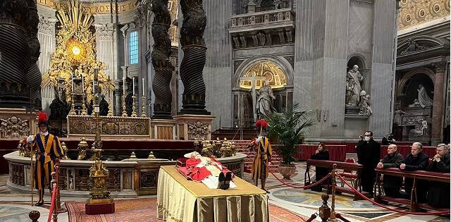 Empieza el velatorio público del Papa emérito: numerosos fieles ya acuden a orar ante sus restos