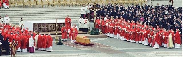 Funeral de Juan Pablo II presidido por el cardenal Ratzinger en 2005