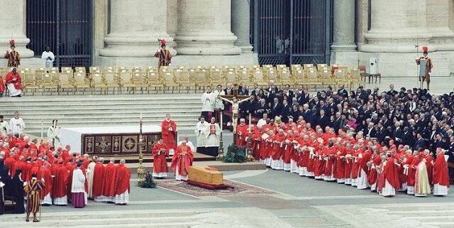 Funeral de Juan Pablo II presidido por el cardenal Ratzinger en 2005