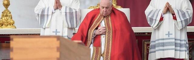 El Papa Francisco medita ante el féretro de Benedicto XVI 