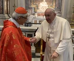 El cardenal Zen saluda al Papa Francisco.