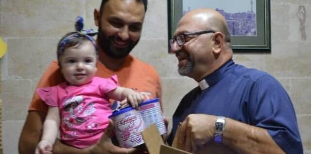 Párrocos y voluntarios en Alepo reparten leche infantil en la campaña Una Gota de Leche