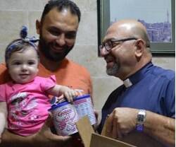 Párrocos y voluntarios en Alepo reparten leche infantil en la campaña Una Gota de Leche